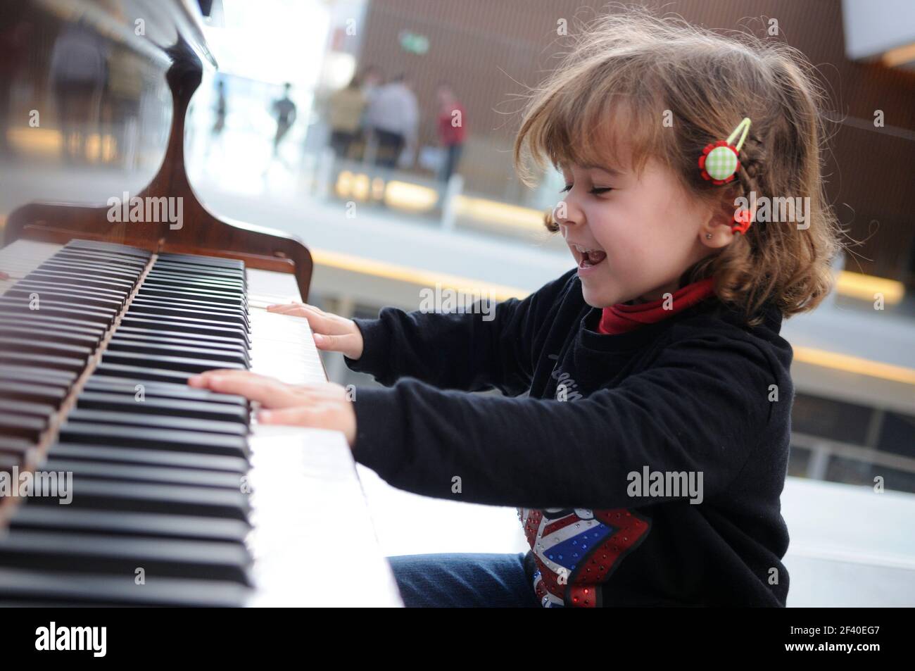 Adorable kleine Mädchen Spaß haben Klavier spielen Stockfoto