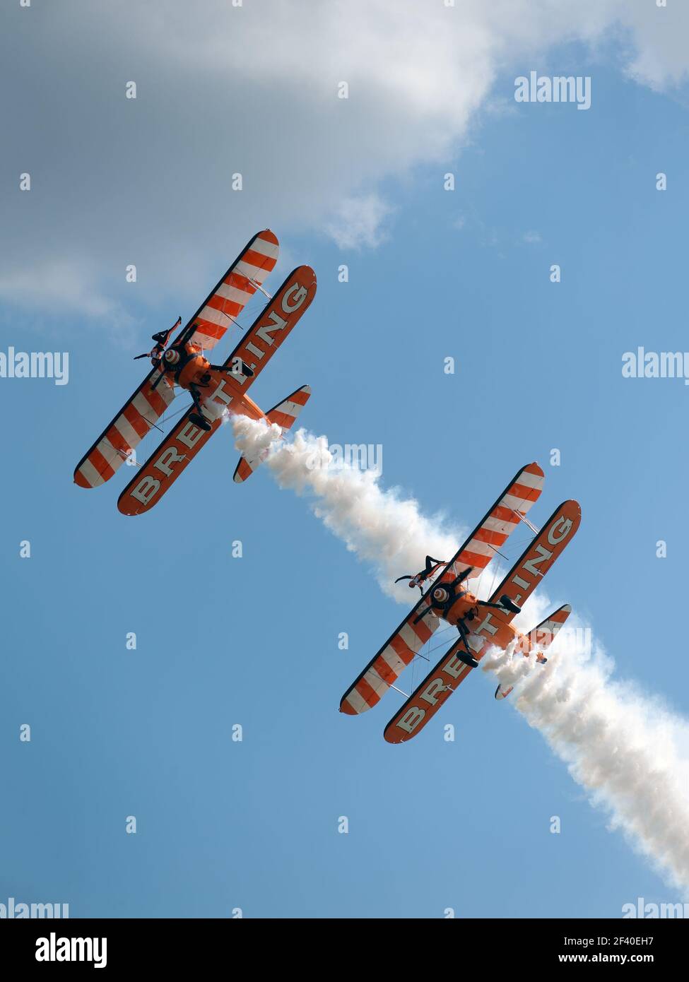 SOUTHEND-ON-SEA, ESSEX, UK - 30. MAI 2010: Zwei Breitling Wing Walker Flugzeuge auf der Southend Air Show Stockfoto