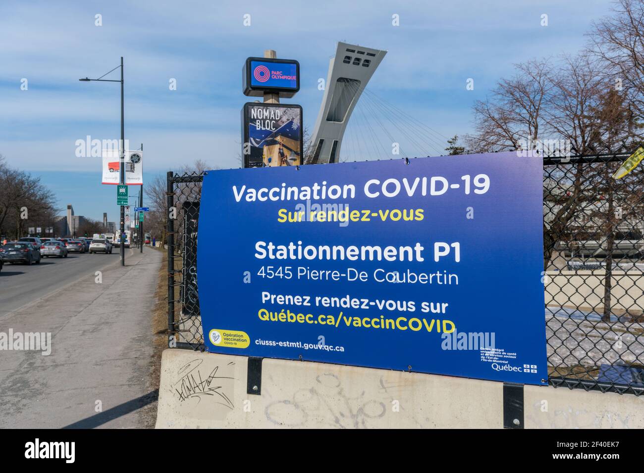 Montreal, CA - 16. März 2021 : Covid-19 Impfzentrum Schild vor dem Olympiastadion Stockfoto