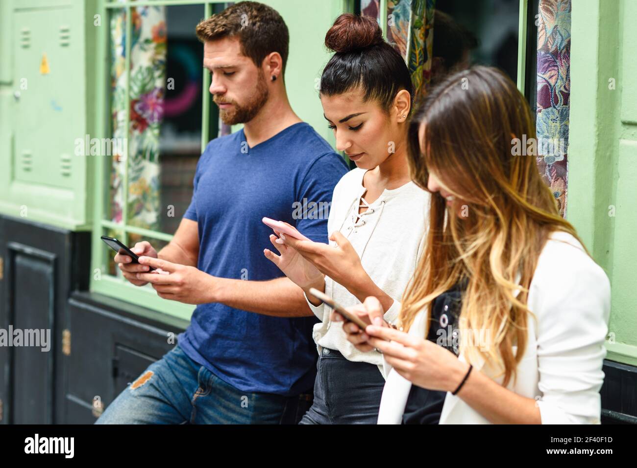 Multiethnische Gruppe von Menschen bei smart phone suchen, Konzepte über die Technologie sucht und Jugend Stockfoto