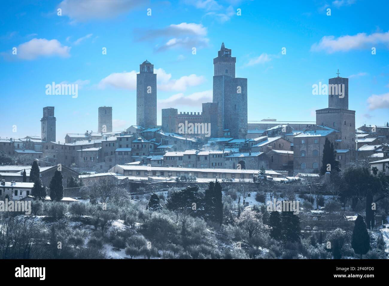 San Gimignano verschneite Stadt, Türme Skyline und Weinberge im Winter. Toskana, Italien, Europa. Stockfoto
