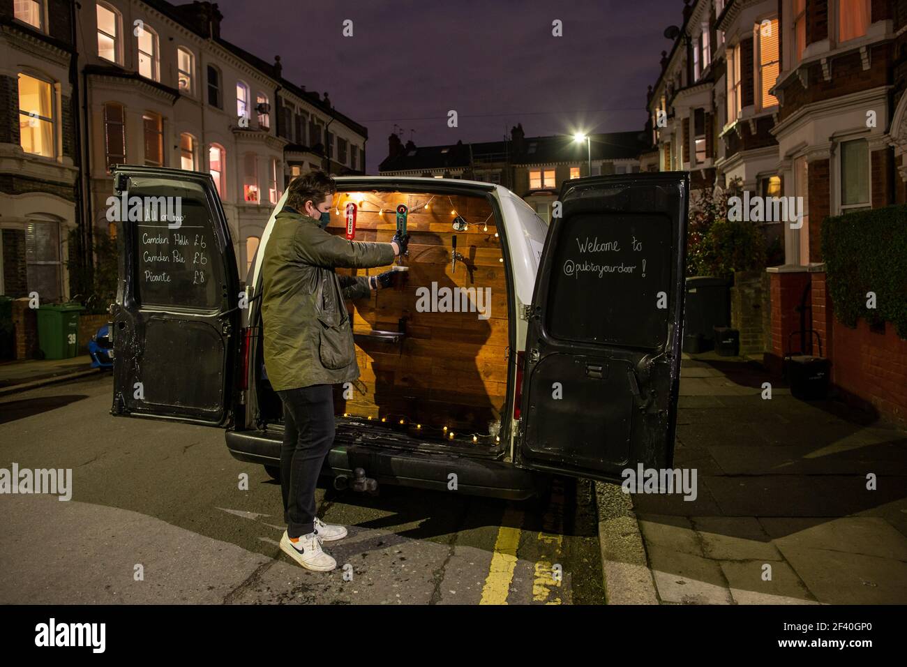 Pub on Wheels, ein Van, der Bier vom Fass und eine Auswahl an alkoholischen Getränken bis zur Tür serviert, Drop-off-Service, der während des Schließens populär geworden ist. Stockfoto