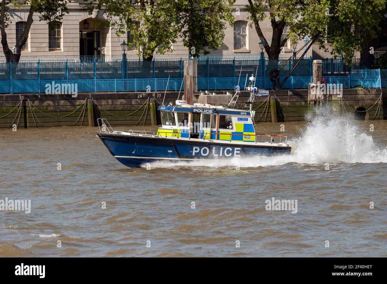 LONDON, Großbritannien - 27. JUNI 2010: Metropolitan Police Marine Policing Unit Boot auf der Themse Stockfoto