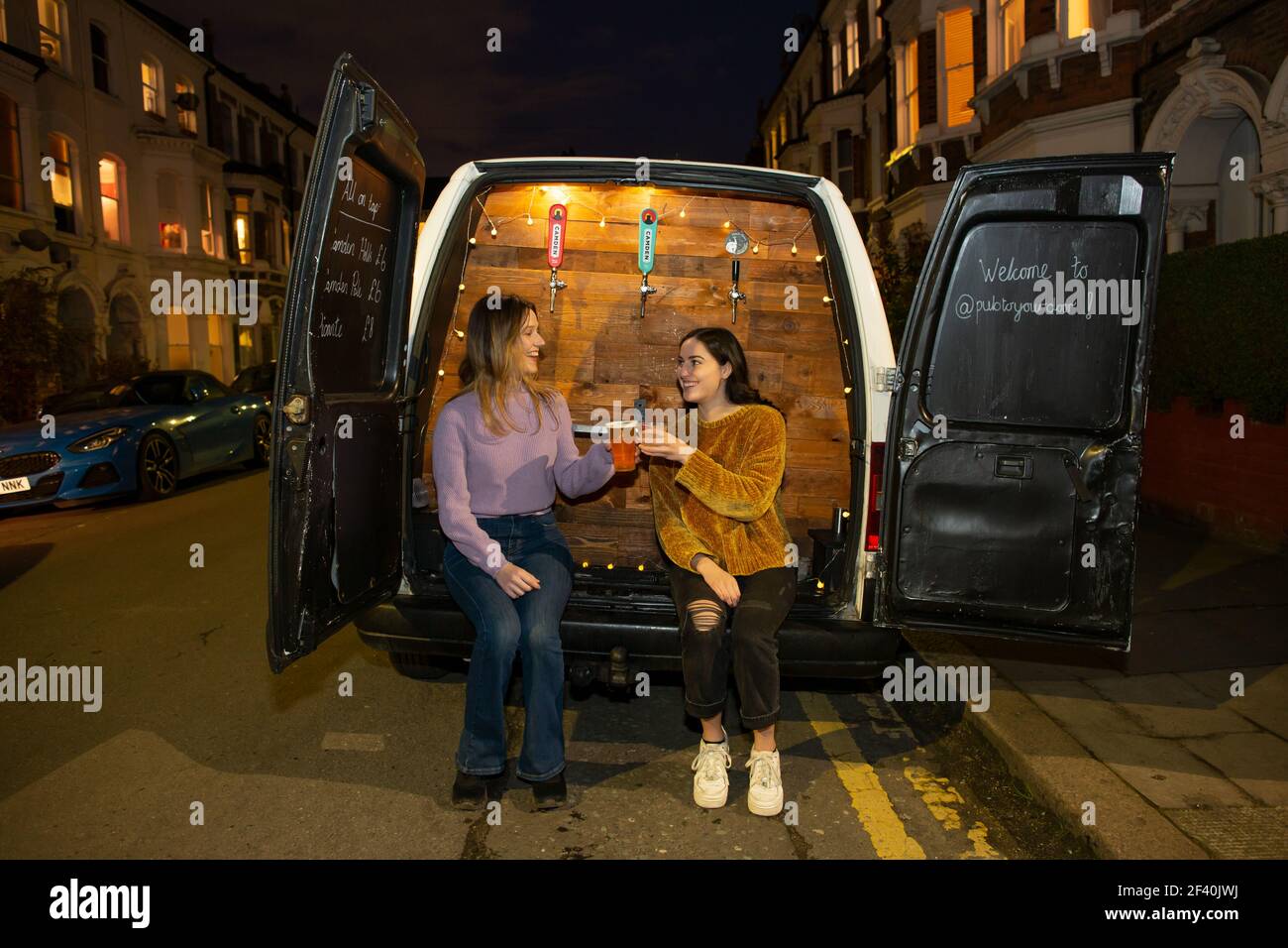 Pub on Wheels, ein Van, der Bier vom Fass und eine Auswahl an alkoholischen Getränken bis zur Tür serviert, Drop-off-Service, der während des Schließens populär geworden ist. Stockfoto