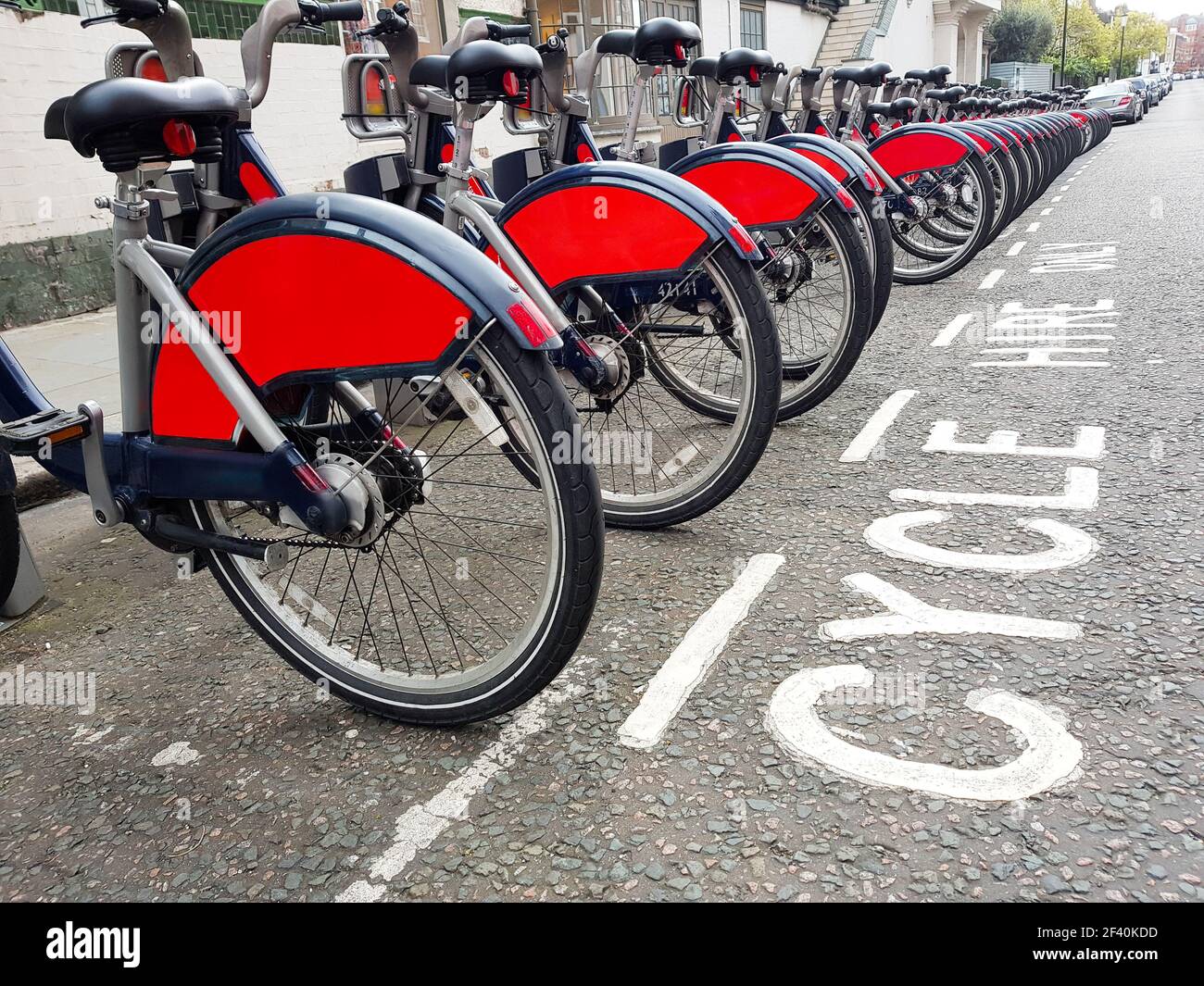 Fahrräder zur Miete an der Docking Station in London, Großbritannien. Fahrräder können am Bahnhof in London gemietet werden Stockfoto