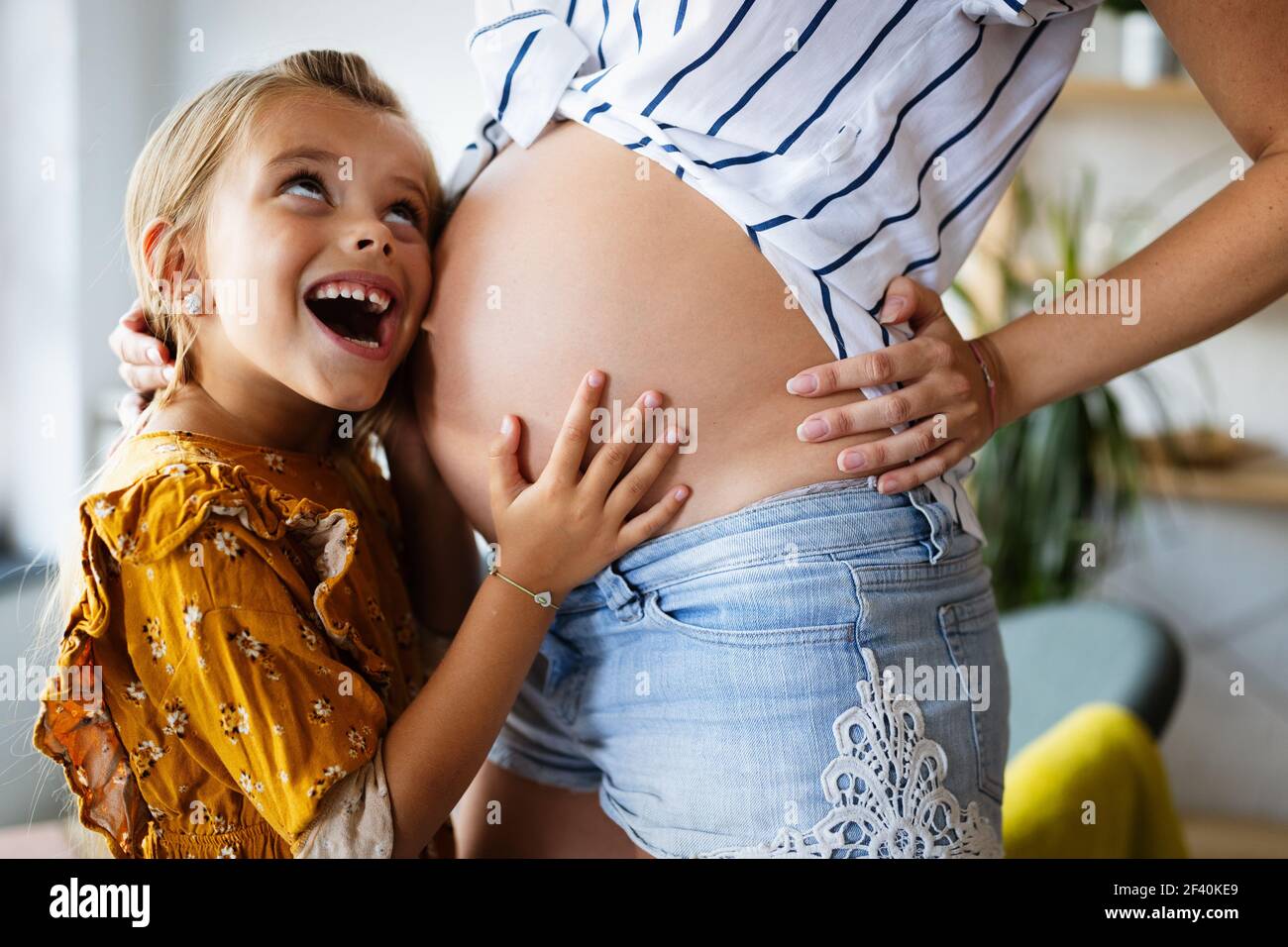 Glückliche Familie, Zweisamkeit, Liebe. Schöne schwangere Mutter mit niedlichen Kind Stockfoto