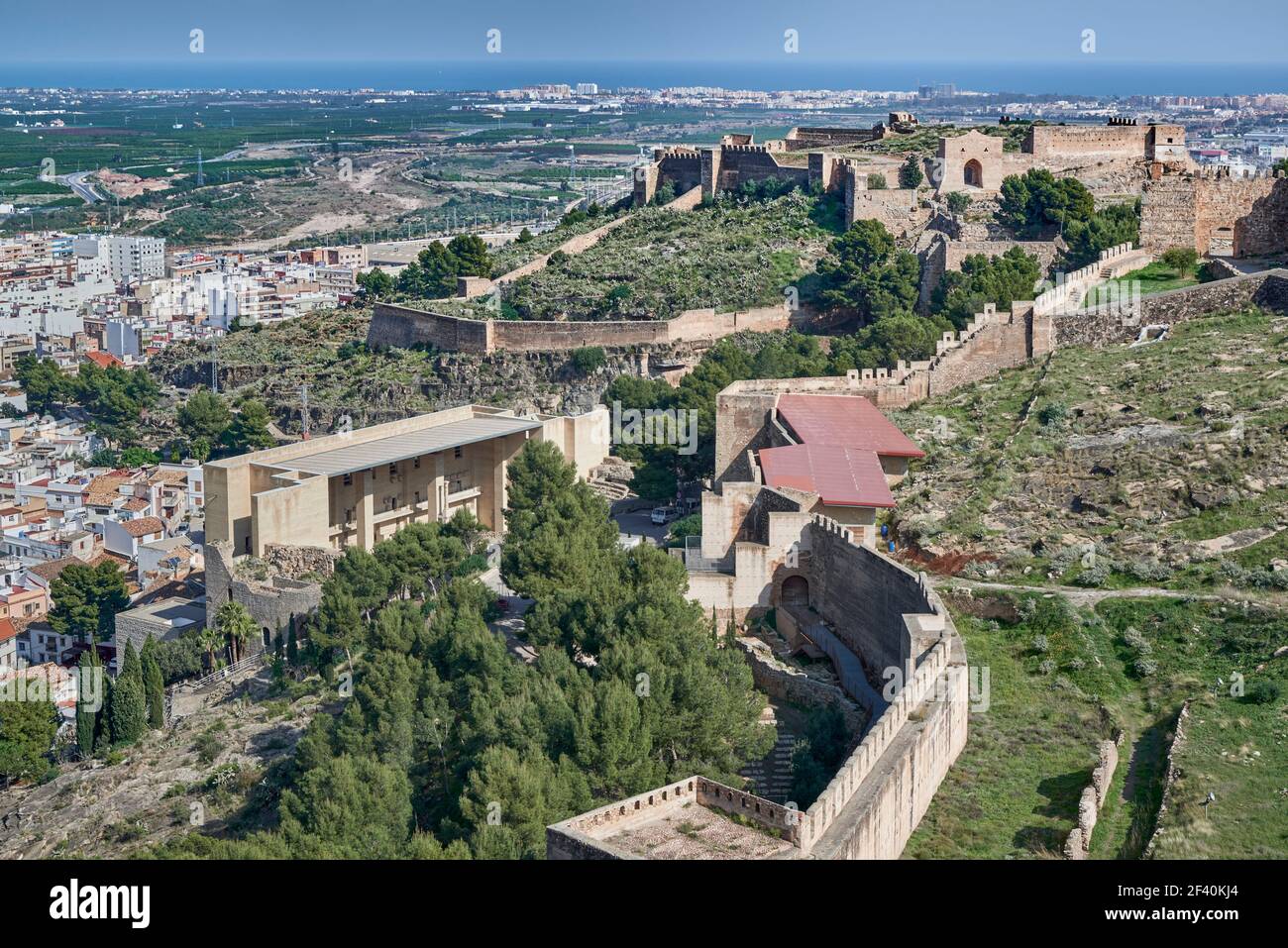 Römisches Theater und Schloss auf dem Berg im Hintergrund der Stadt Sagunto in der Provinz Valencia, Spanien, Europa Stockfoto