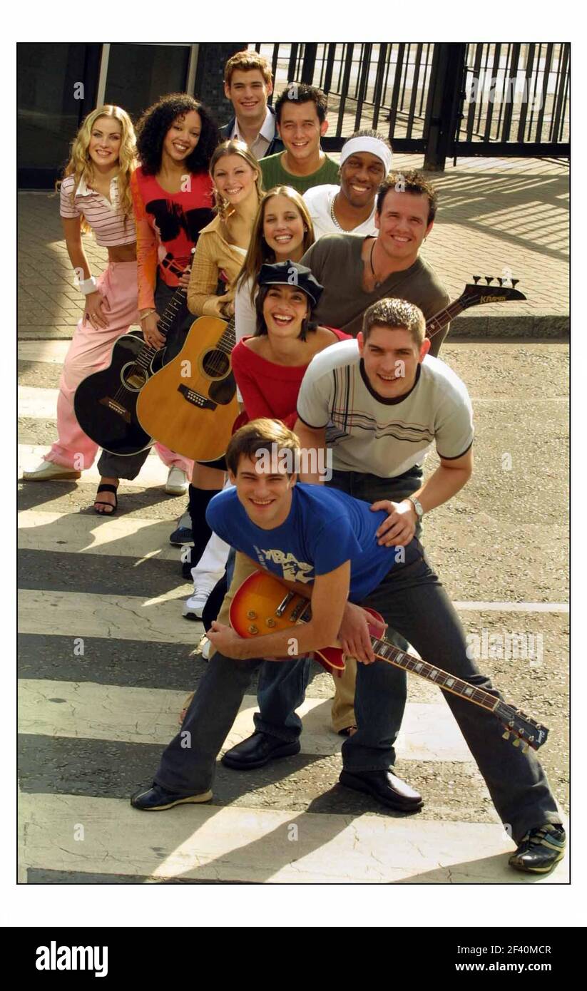 BBC Fame Academy gibt 11 der Studenten bekannt, die die Akademie betreten werden. Das erste Live-Programm wird am Freitag, den 4th. Oktober stattfinden.der 12. Student wird während der Live-Show am Freitag ausgewählt...die Entscheidung wird von der britischen Öffentlichkeit über ein Telefon-Voting-System getroffen. (Namen von unten nach oben auf Bild Nr. 3) Ainslee Henderson, Malachi Cush, Marli Buck, Nigel Wilson, Katie Lewis, Lemar Obika, Naomi Roper, Chris Manning, Camilla Beeput, Ashley House und Pippa Fulton. PIC David Sandison 30/9/2002 Stockfoto