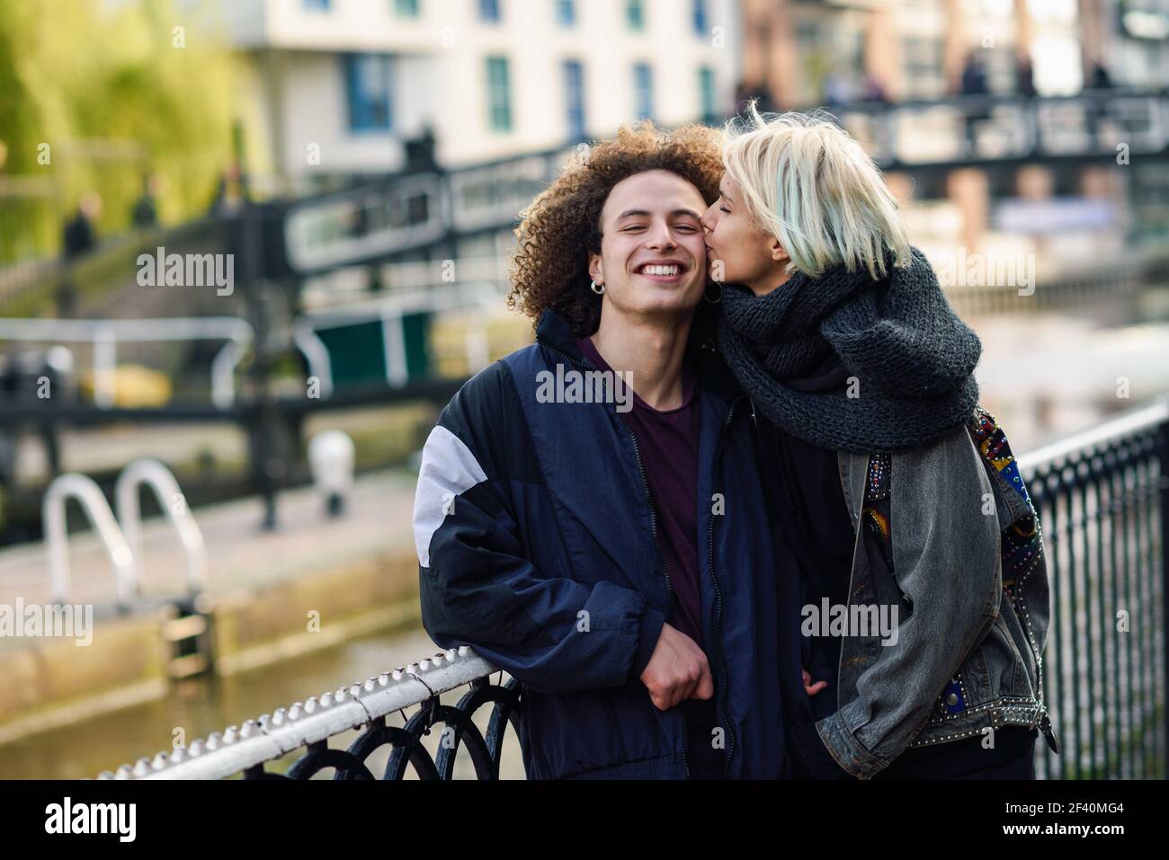 Glückliches Paar mit Spaß in Camden Town Little Venice, London. UK junge Frau küssen sie Freund in seinem Gesicht.. Glückliches Paar mit Spaß in Camden Town Little Venice, Stockfoto