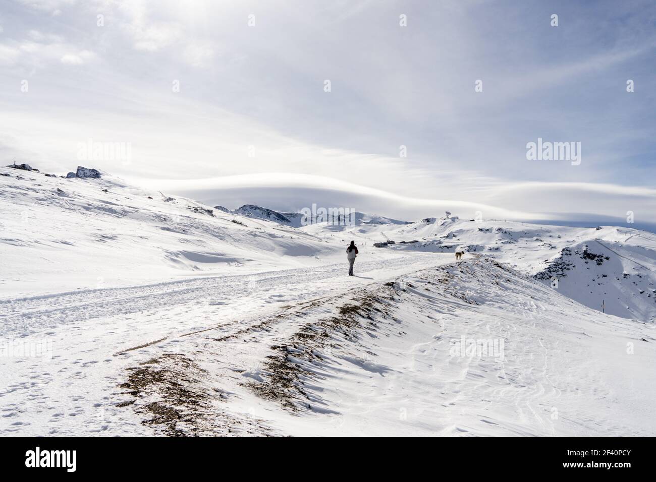 Spanien, Andalusien, Granada. Skigebiet der Sierra Nevada im Winter, voller Schnee. Reise- und Sportkonzepte. Skigebiet der Sierra Nevada im Winter, voller Schnee. Stockfoto