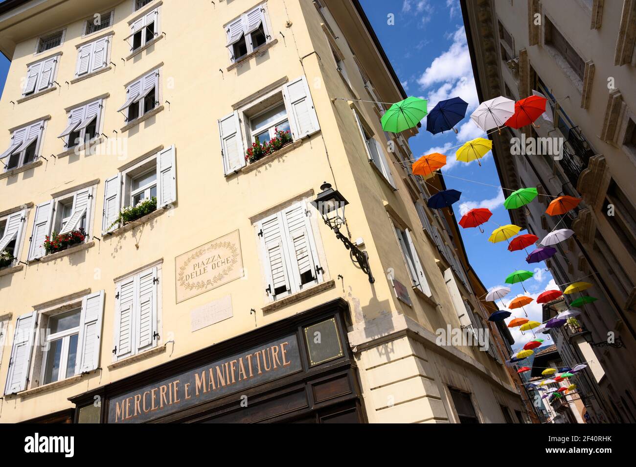 Rovereto. Italien. Bunte Sonnenschirme auf der Piazza Cesare Battisti (Piazza delle Oche) im historischen Zentrum der Stadt. Stockfoto