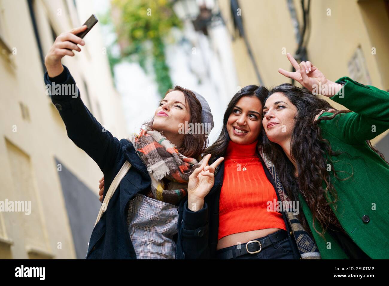 Multiethnische Gruppe von drei glücklichen Frau, die ein Selfie-Foto mit einem Smartphone im städtischen Hintergrund. Gruppe von drei glücklichen Frau zusammen im Freien zu Fuß Stockfoto