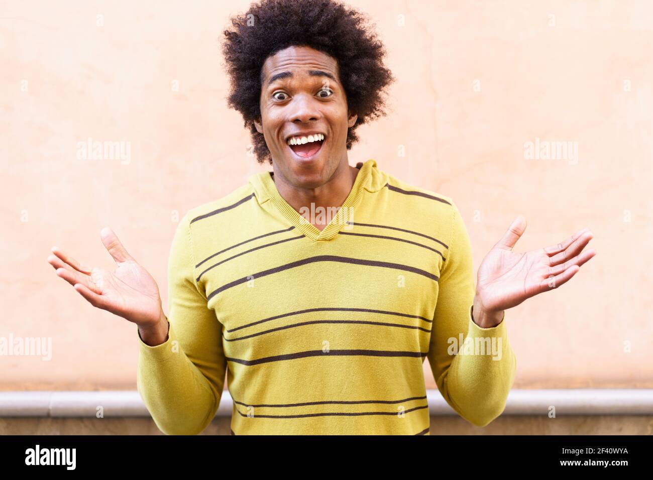 Schwarzer Mann mit afro Haar Putting einen lustigen Ausdruck im Freien. Schwarzer Mann mit afro Haar Putting einen lustigen Ausdruck Stockfoto