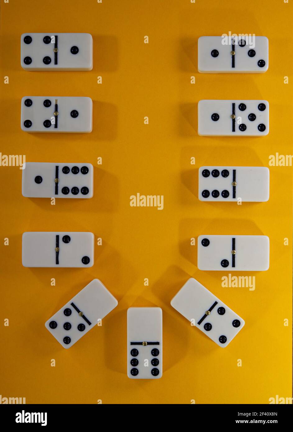 Die Zusammensetzung der Dominosteine liegt auf einem gelben Hintergrund.  Abdeckung. Für das Design Stockfotografie - Alamy