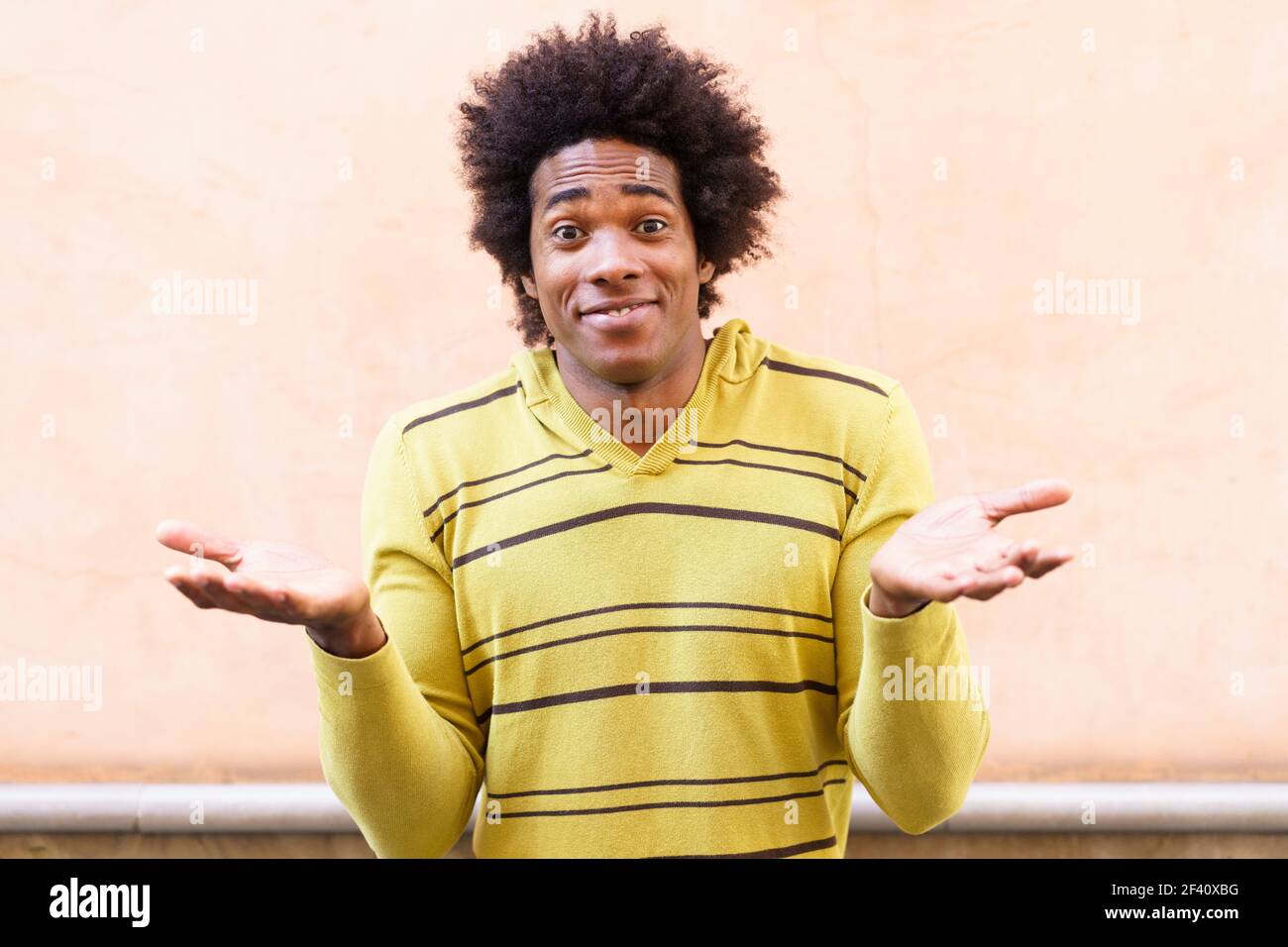 Schwarzer Mann mit afro Haar Putting einen lustigen Ausdruck im Freien. Schwarzer Mann mit afro Haar Putting einen lustigen Ausdruck Stockfoto