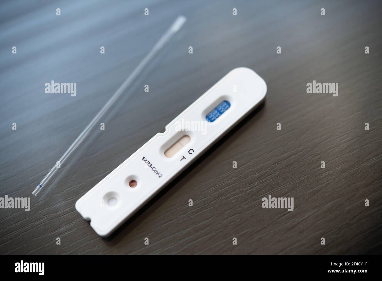 Negatives Testergebnis mit Schnelltestgerät für COVID-19, neuartiges Coronavirus 2019. Negatives Testergebnis mit Schnelltestgerät für COVID-19 Stockfoto