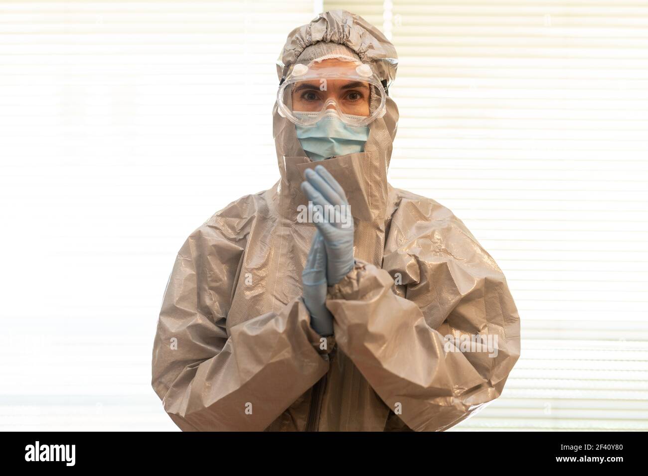 Arzt oder Labortechniker Wissenschaftler in PSA Persönliche Schutzausrüstung klatschen. Weibliche Doctor in PSA Persönliche Schutzausrüstung klatschen Stockfoto