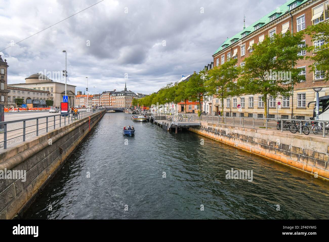 Eine Gruppe von Menschen genießen Sie einen Canal Cruise in der Nähe von Van Stranden und das historische Zentrum an einem bewölkten Herbst Tag in Kopenhagen, Dänemark. Stockfoto