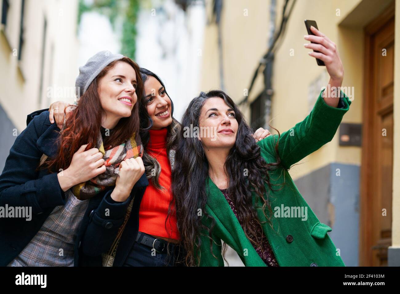 Multiethnische Gruppe von drei glücklichen Frau, die ein Selfie-Foto mit einem Smartphone im städtischen Hintergrund. Gruppe von drei glücklichen Frau zusammen im Freien zu Fuß Stockfoto