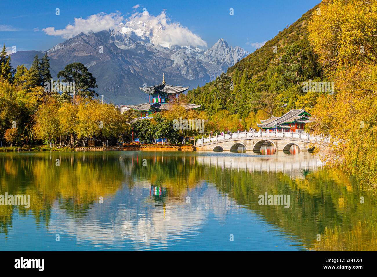 See des Schwarzen Drachen in Lijiang, China⁠. Jade Dragon Snow Mountain im Hintergrund sichtbar. Stockfoto