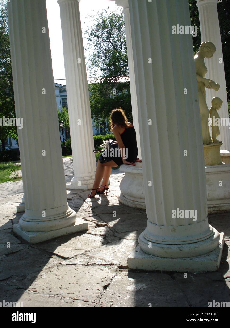 Ein russisches Mädchen wartet in der Sonne, in Orenburg, Russland Stockfoto