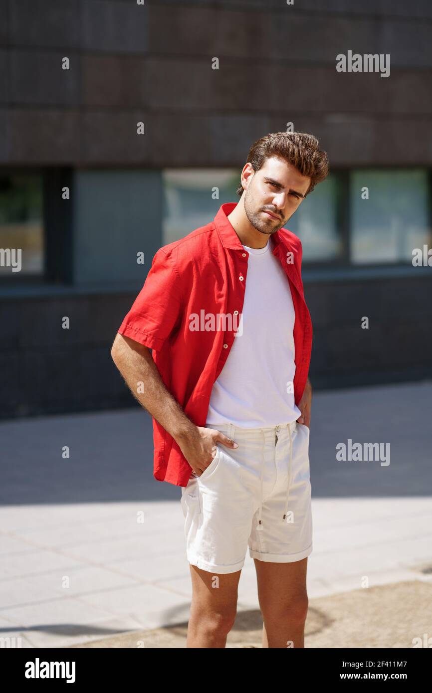 Junger modischer Mann, der im Freien in legerer Kleidung steht. Modischer Mann, der im Freien in legerer Kleidung steht Stockfoto