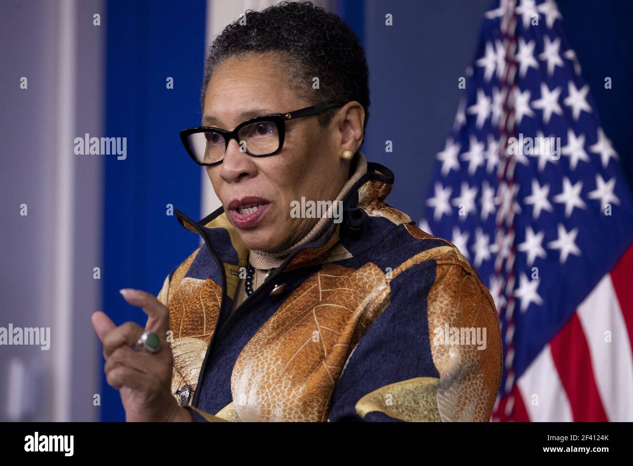 Washington, Usa. März 2021, 18th. Die Ministerin für Wohnungsbau und Stadtentwicklung Marcia Fudge spricht während einer Pressekonferenz im James Brady Press Briefing Room des Weißen Hauses in Washington, DC am 18. März 2021. Foto von Michael Reynolds/UPI Kredit: UPI/Alamy Live Nachrichten Stockfoto