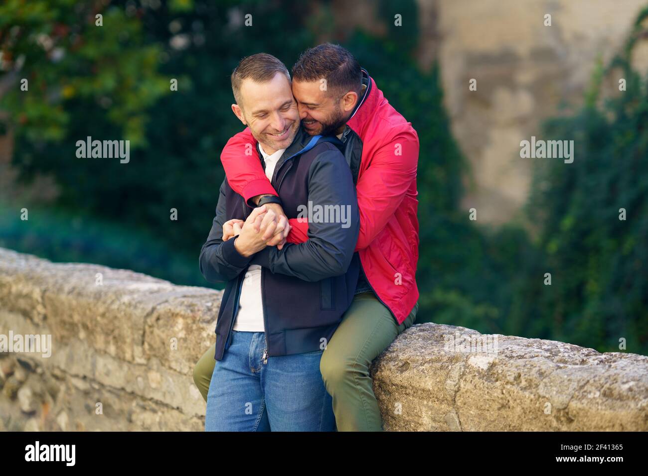 Gay paar in einem romantischen Moment in einem schönen Ort in der Nähe des Flusses. Homosexuelles Beziehungskonzept... Gay paar in einem romantischen Moment im Freien Stockfoto