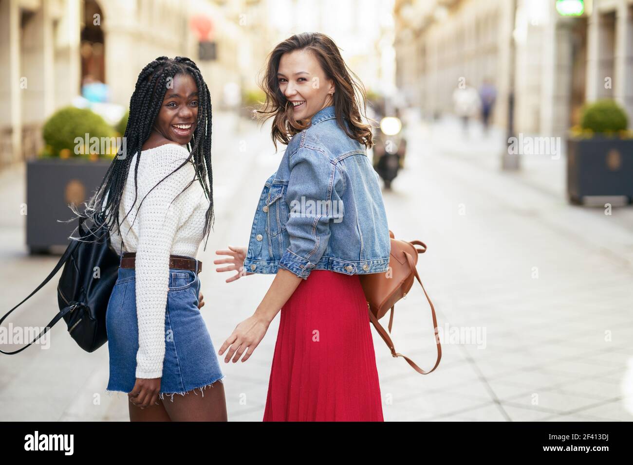 Zwei Freunde haben Spaß zusammen auf der Straße. Multiethnische Frauen... Zwei Freundinnen, die gemeinsam auf der Straße Spaß haben. Multiethnische Freunde. Stockfoto