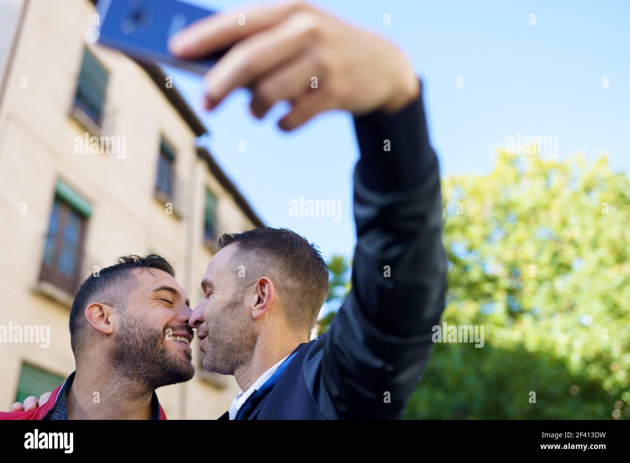 Gay paar machen ein Selfie mit ihrem Smartphone. Homosexuelles Beziehungskonzept... Gay paar machen ein Selfie mit ihrem Smartphone. Stockfoto