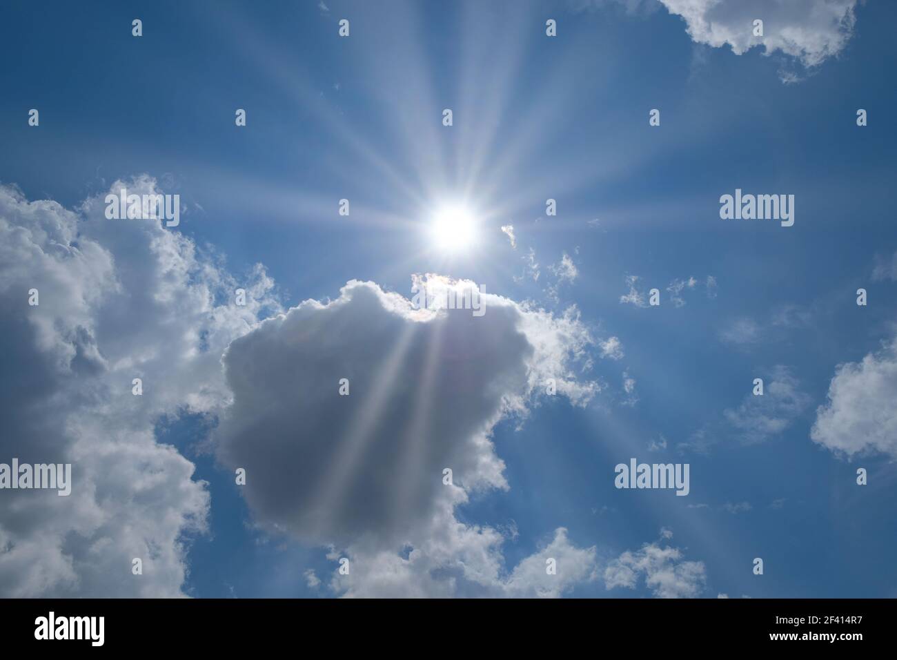 Himmel mit Wolken und Sonnenstrahlen mit Platz für Ihren Text, Copyspace. Himmel mit Wolken und Sonne Platz für Ihren Text Stockfoto