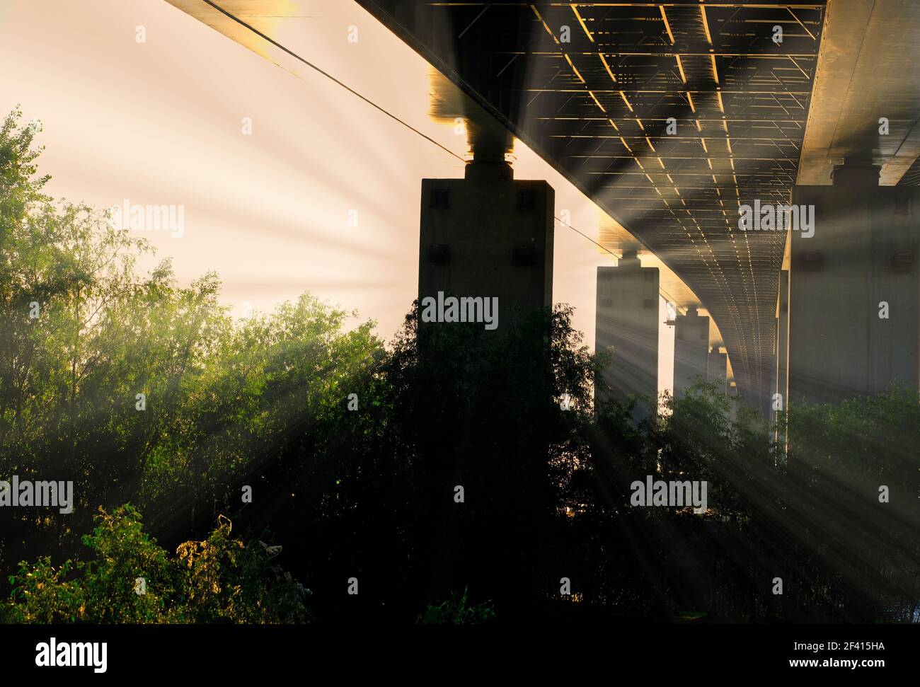 Sonnenuntergang Licht Unter Der Brücke Vintage-Foto Mit Copyspace Aufgenommen. Sonnenuntergang Licht Unter Der Brücke Vintage Photo Shot Stockfoto