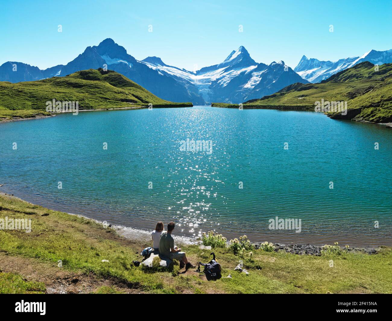 Schweiz, Grindelwald. Blick auf Berge und See, First-Bachalpsee-Faulhorn. Diese Wanderung bietet herrliche Ausblicke auf die Schreckhorngruppe Stockfoto