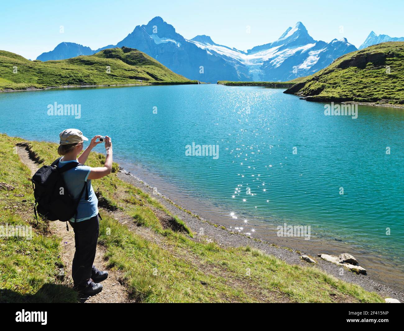 Schweiz, Grindelwald. Frau der Blick auf Berge und See, First-Bachalpsee-Faulhorn. Diese Wanderung bietet herrliche Ausblicke auf die Schreckhorngruppe. Stockfoto