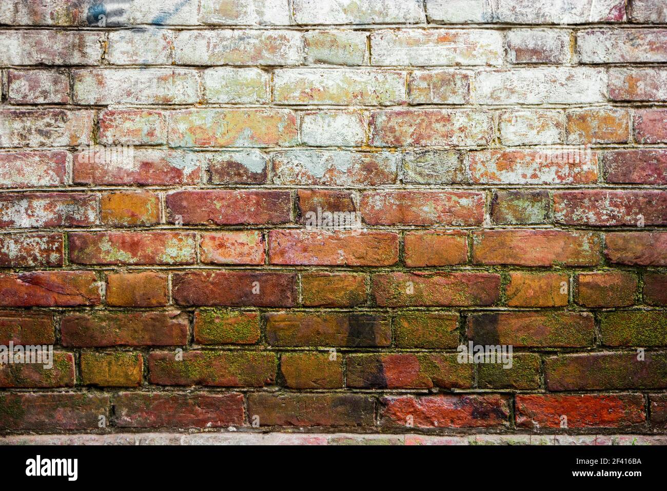 Eine alte verwitterte Ziegelwand, halb verwittert, Platz für Text. Platz Für Text... Eine alte verwitterte Ziegelwand, halb verwittert, Platz für Text Stockfoto