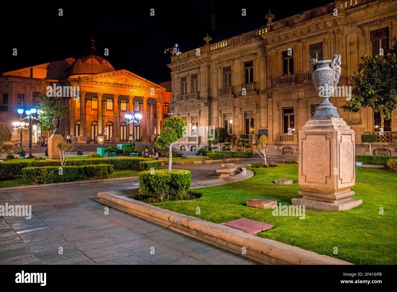 Plaza del Carmen mit Vizekönigreich-Museum und Friedenstheater / Teatro de la Paz bei Nacht im kolonialen Stadtzentrum von San Luis Potosi, Zentralmexiko Stockfoto