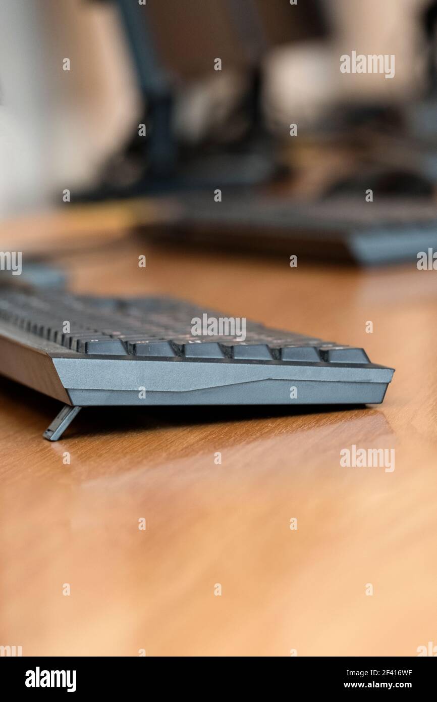 Abbildung der Computertastaturen auf dem Tisch in einer Linie, geringe Schärfentiefe. Abbildung der Computertastaturen auf dem Tisch in der Zeile Stockfoto