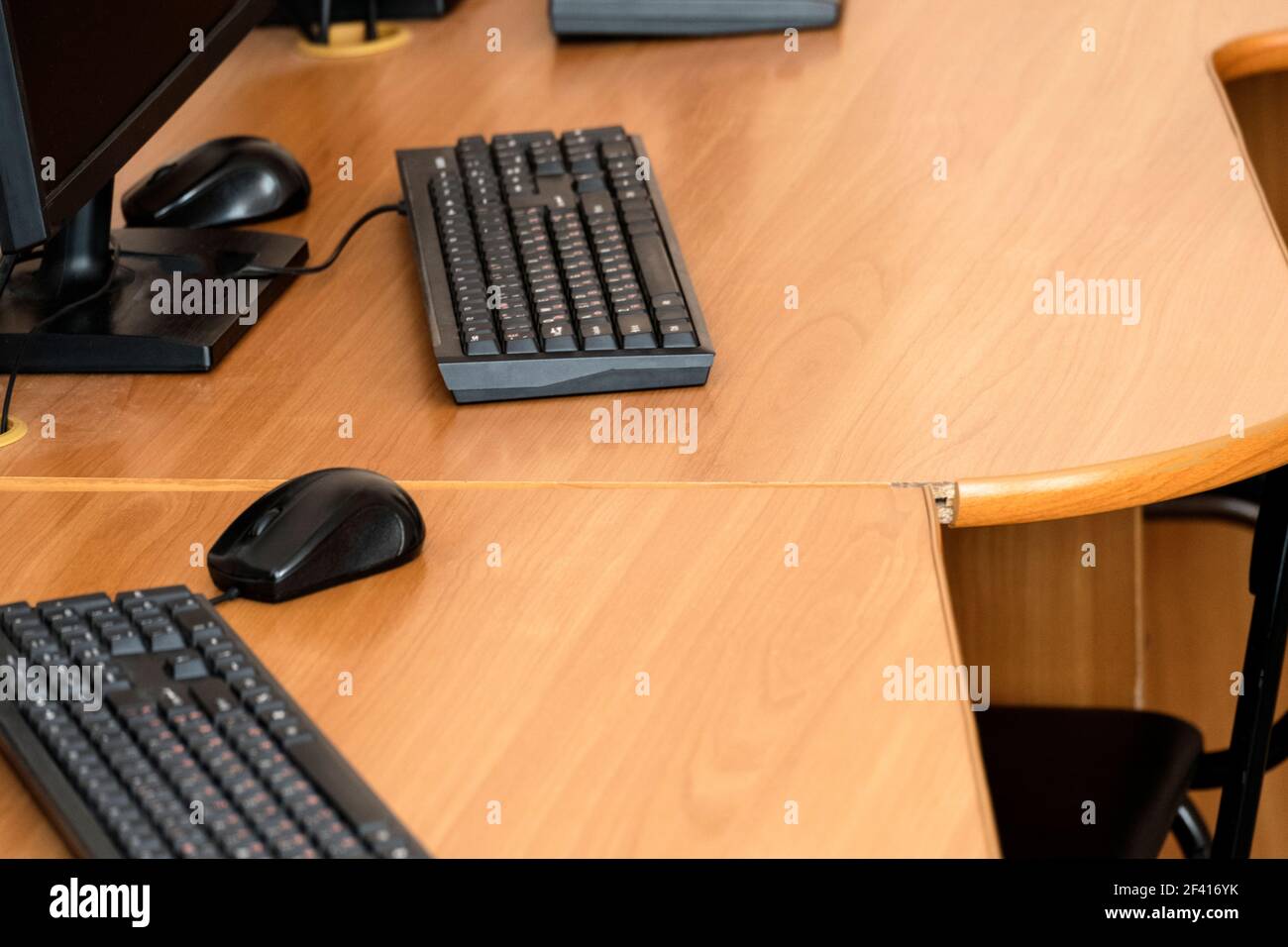 Leere Computer-Klasse-Zimmertische mit Tastaturen Stockfoto