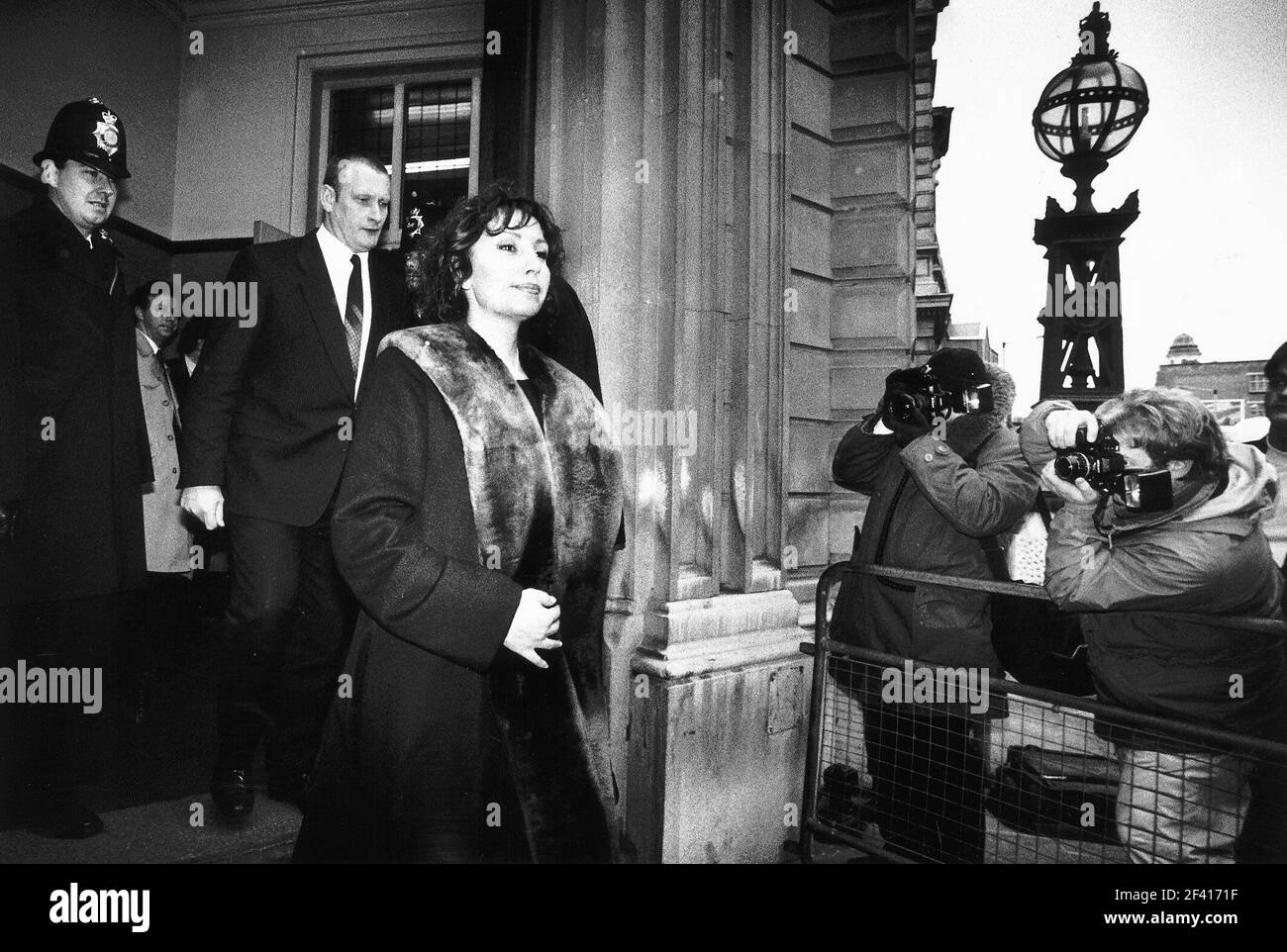 Ayesha Nadir Ex-Frau von adil Nadir verlässt Bogenstraße Fotografen der Polizeiwache, die Fotos von ihrem Dbase machen Stockfoto