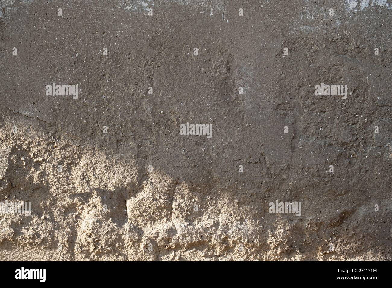 Textur der alten grauen Betonwand für Hintergrund halb von der Sonne beleuchtet, Raum für Text, Kopierraum. Textur der alten grauen Betonwand für Hintergrund halb von der Sonne beleuchtet, Raum für Text Stockfoto