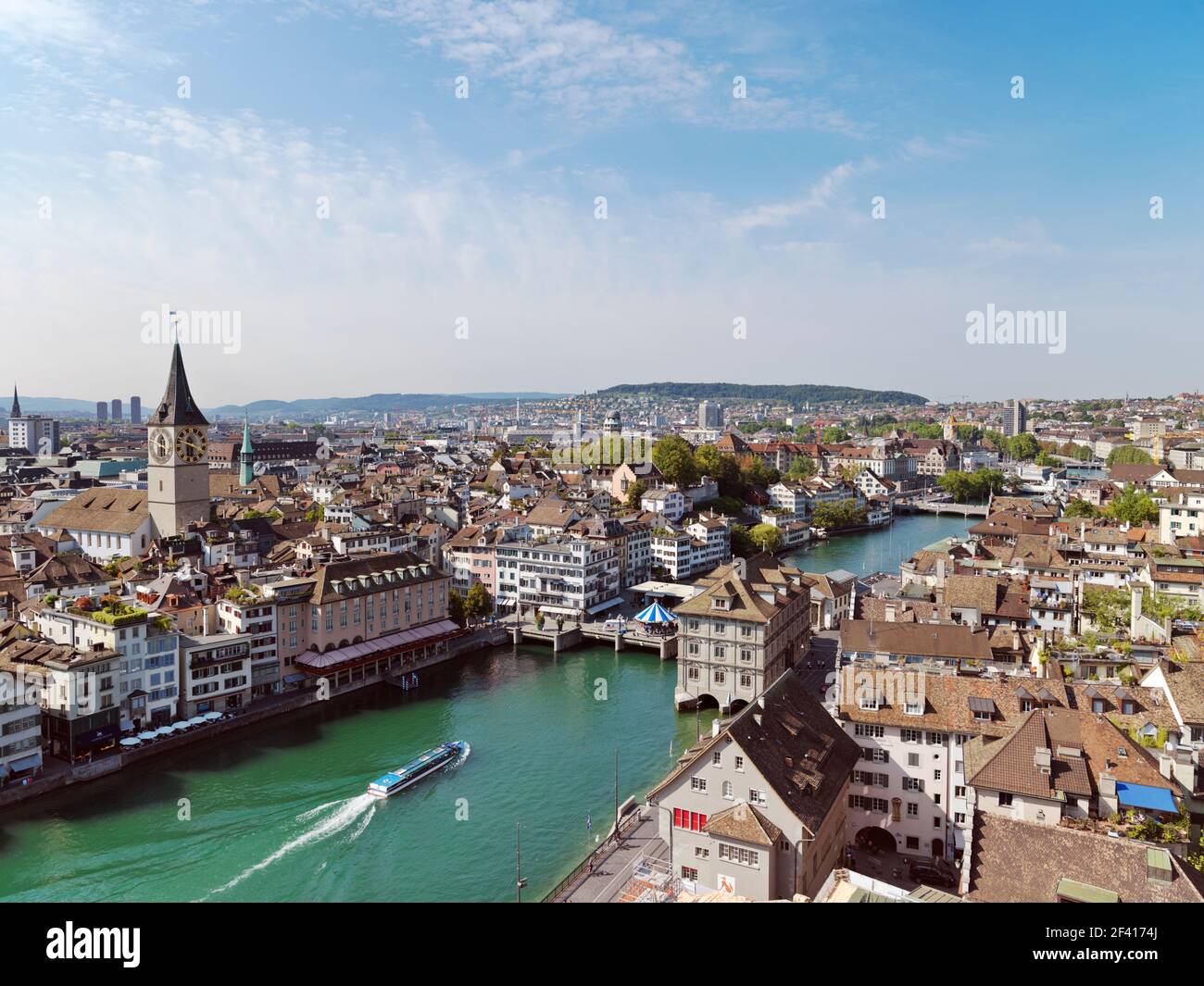 Altstadt Zürich Blick auf die Stadt und den Glockenturm der St. Peter Kirche und die Limmat Stockfoto