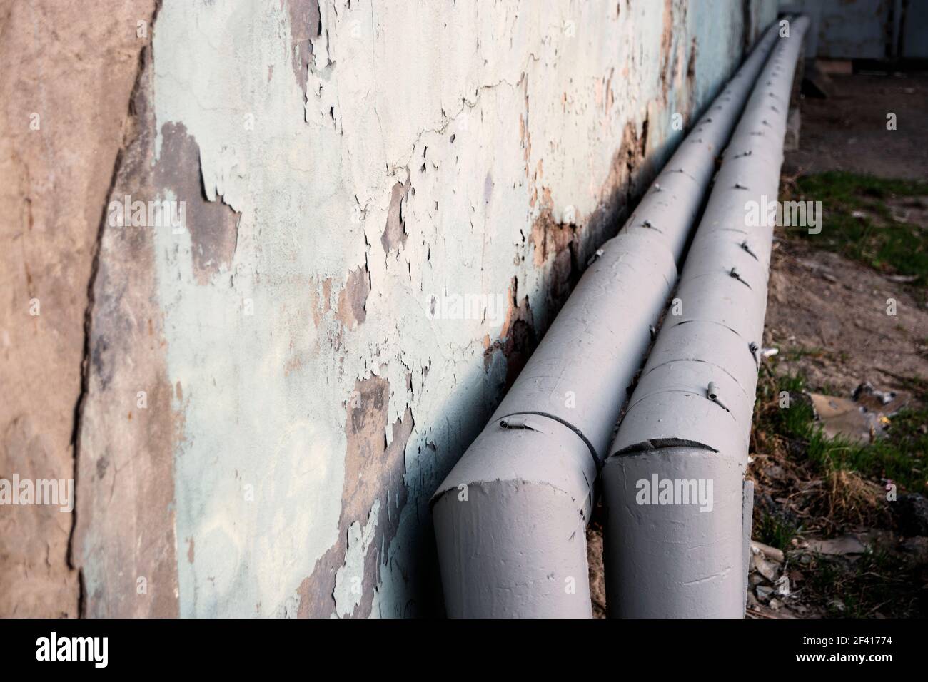 Wasserleitungen Mit Erneuter Wärmedämmung Und Raum Für Text Auf Der Grungy Wall. Wasserleitungen Mit Erneuter Wärmedämmung Stockfoto