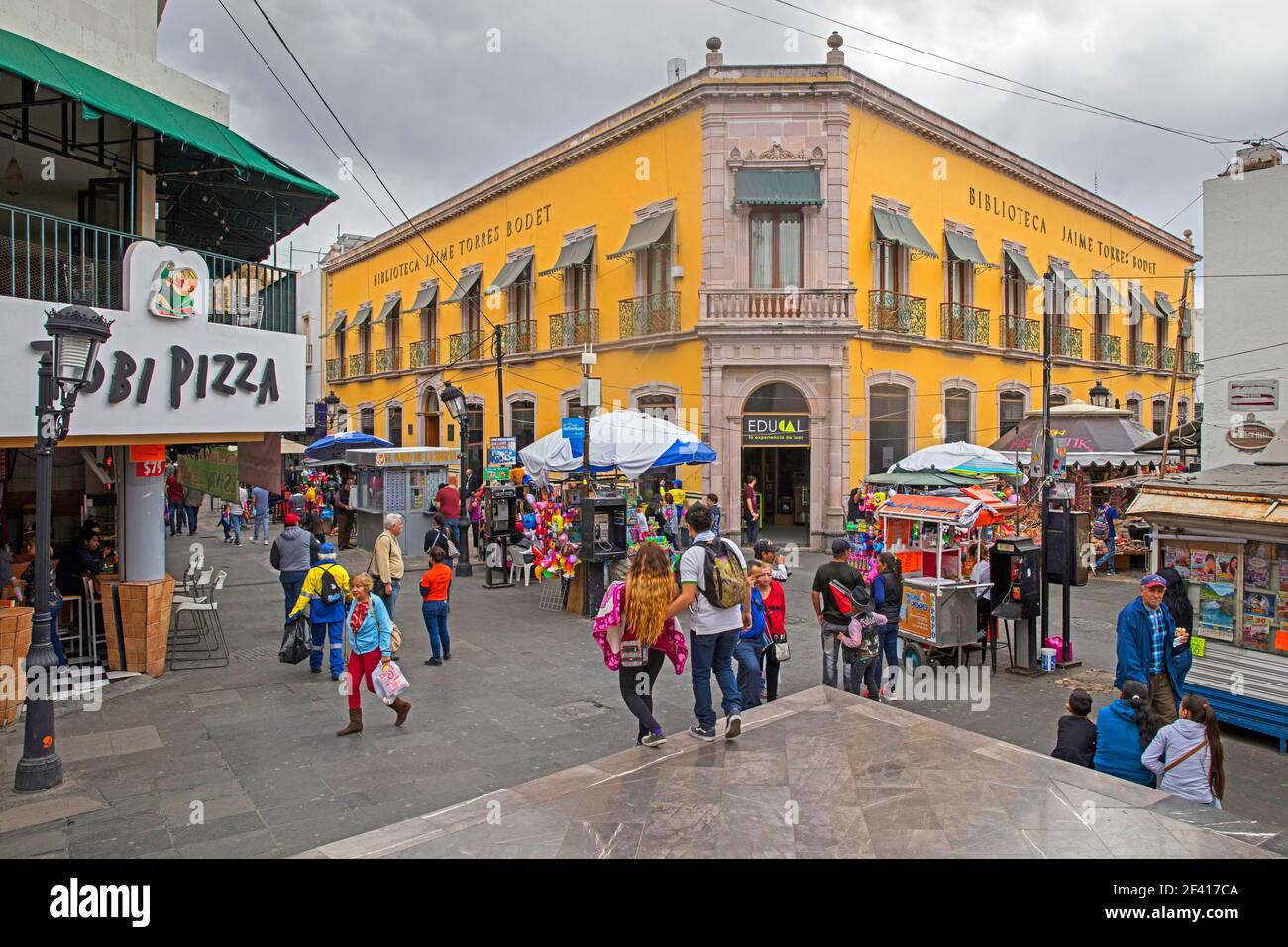 Bibliothek, Restaurants und Geschäfte im kolonialen Stadtzentrum von Aguascalientes, Nord-Zentral Mexiko Stockfoto