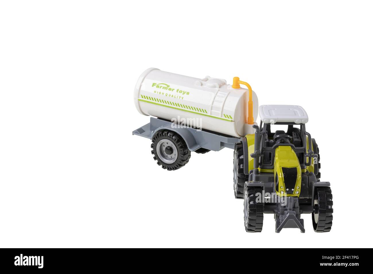 Nahaufnahme Ansicht Spielzeug Traktor mit Wasser Flüssigkeit Anhänger isoliert auf weißem Hintergrund. Stockfoto