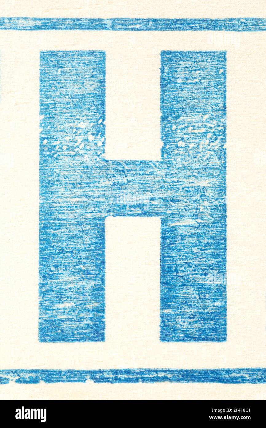 Blauer Buchstabe H auf hellem Sperrholz gedruckt Stockfoto