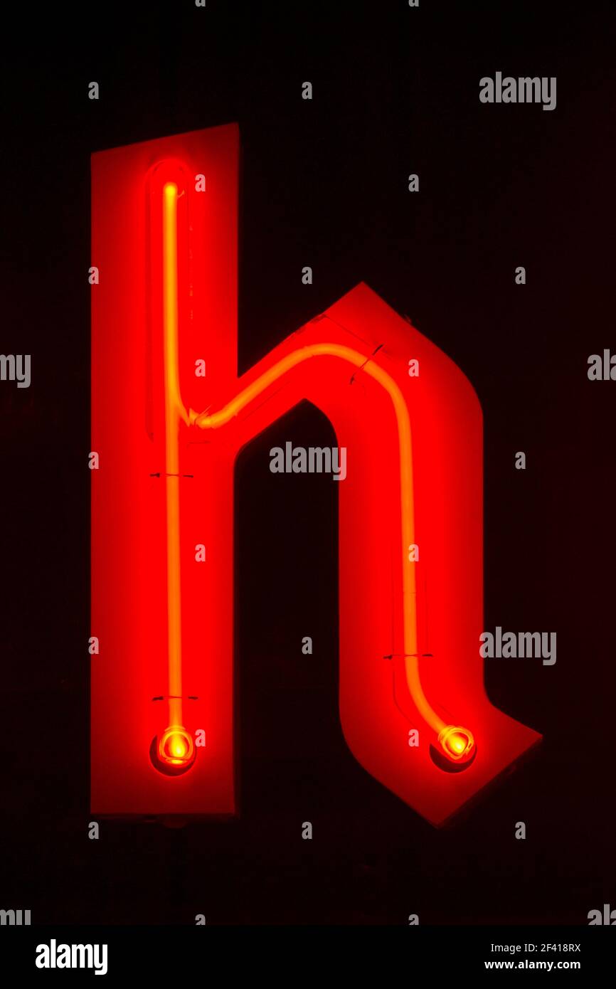 Rot glühender Neon Buchstabe h Stockfoto