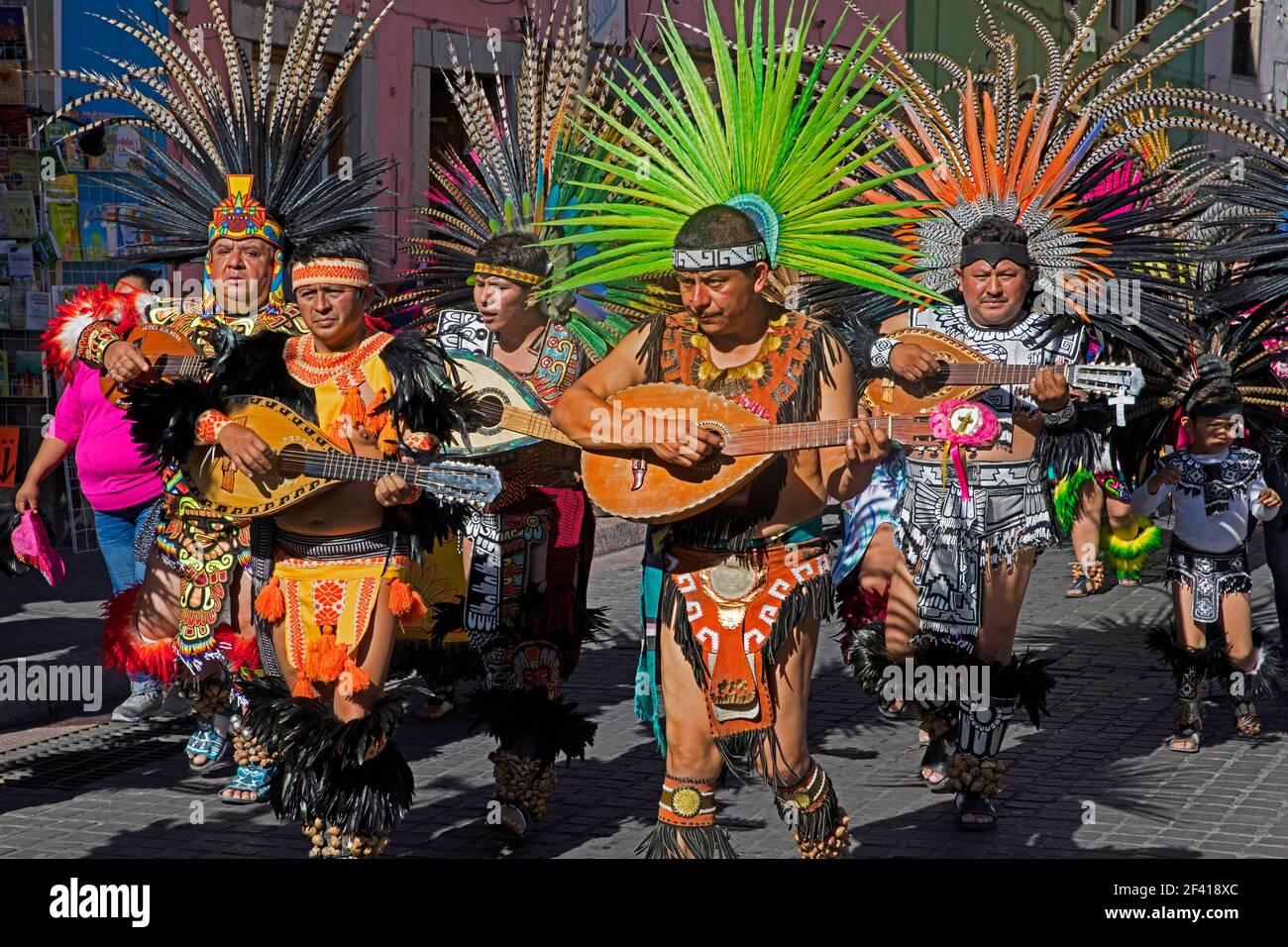 Volkstümliche aztekische Musiker, die Mandoline spielen, und Tänzer, die im Stadtzentrum von Guanajuato, Zentralmexiko, auftreten Stockfoto