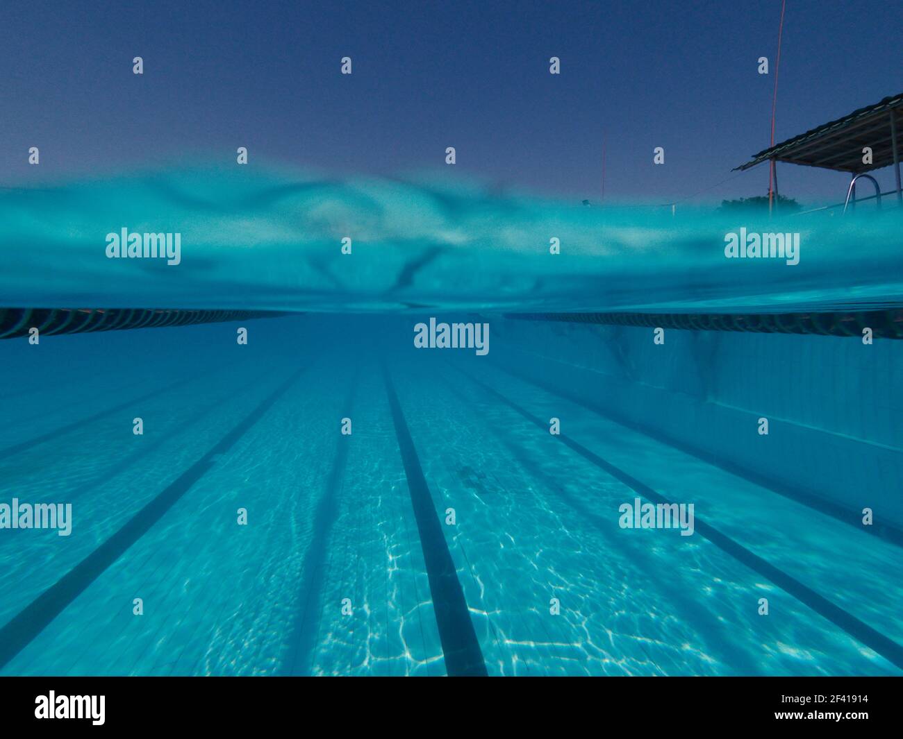 Split Image Schwimmbad unter Wasser und über Wasseroberfläche. Schwimmbad unter Wasser und über Wasseroberfläche Stockfoto