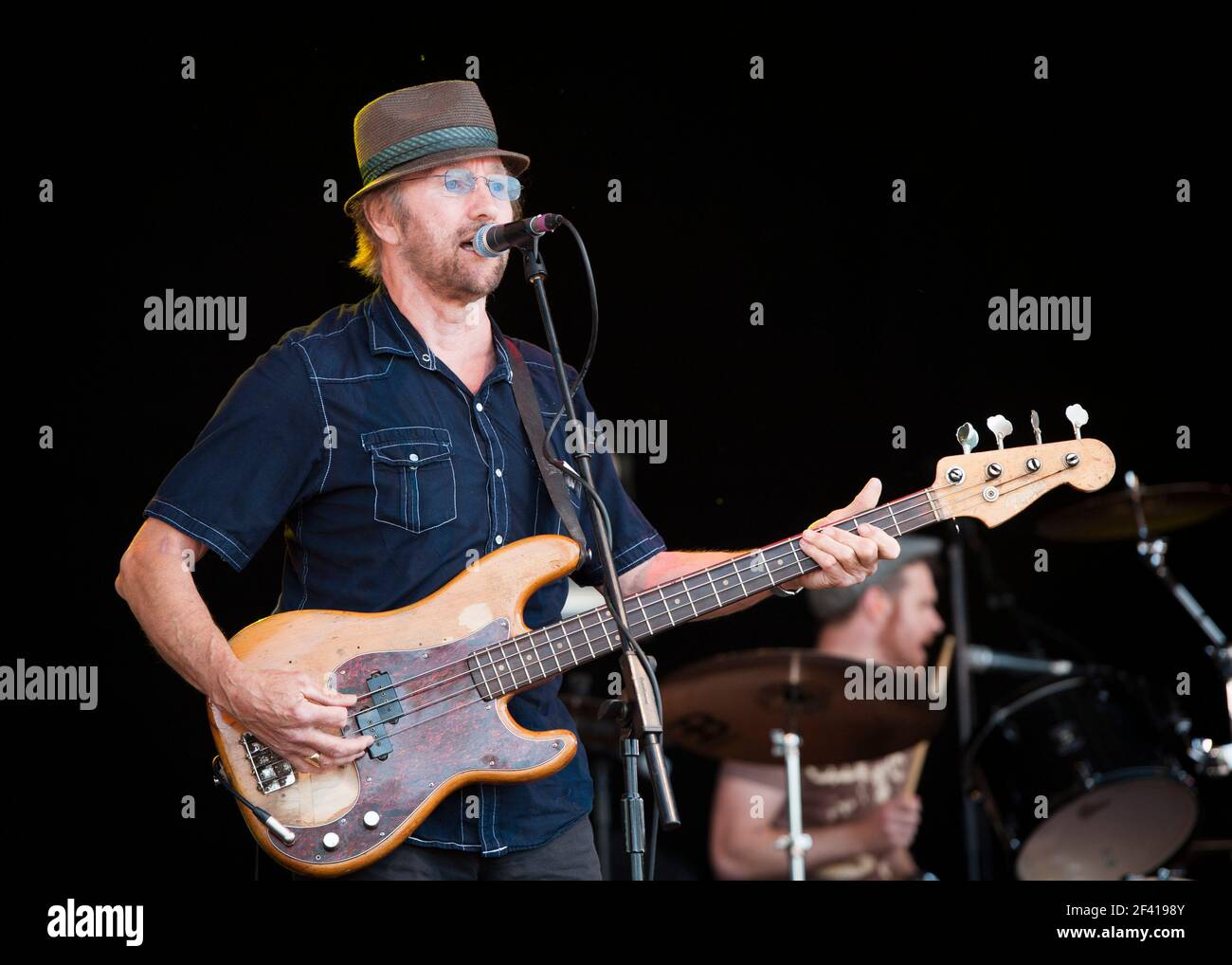 David Victor Peacock (Dave) von Chas und Dave spielt live auf der Bühne am 3. Tag des Camp Beestival 2014, Lulworth Castle - Dorset Stockfoto