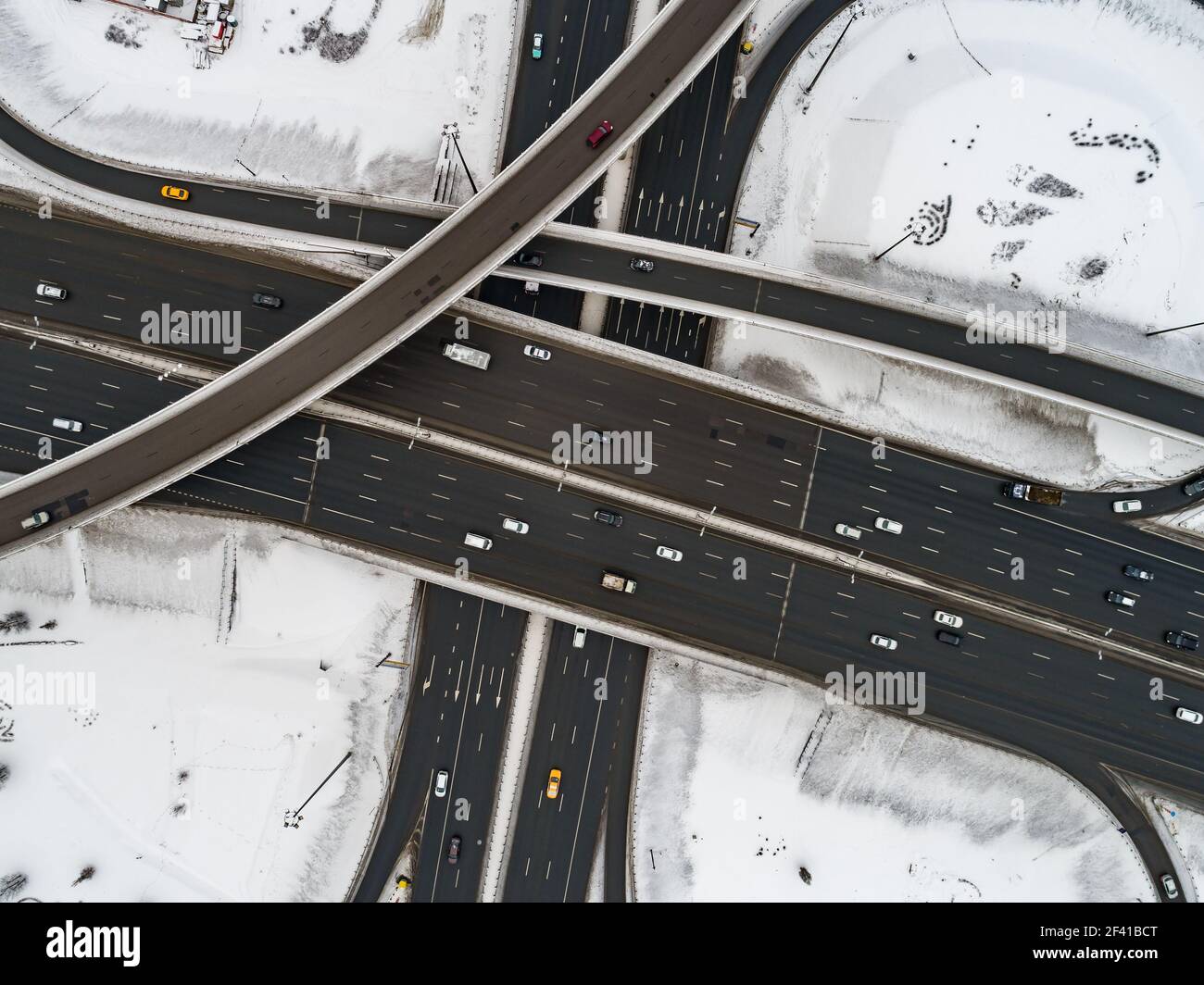 Luftaufnahme von einem autobahnkreuz Schnee im Winter. Stockfoto